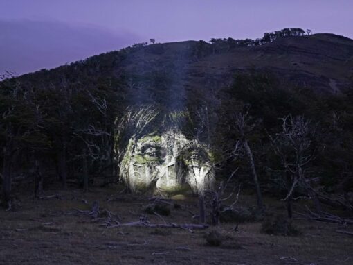 Oeuvre lumineuse pour la reconnaissance et la réparation du peuple selk’nam (Obra lumínica por el reconocimiento y la reparación del pueblo selknam, El Mostrador, 2/2/2024)