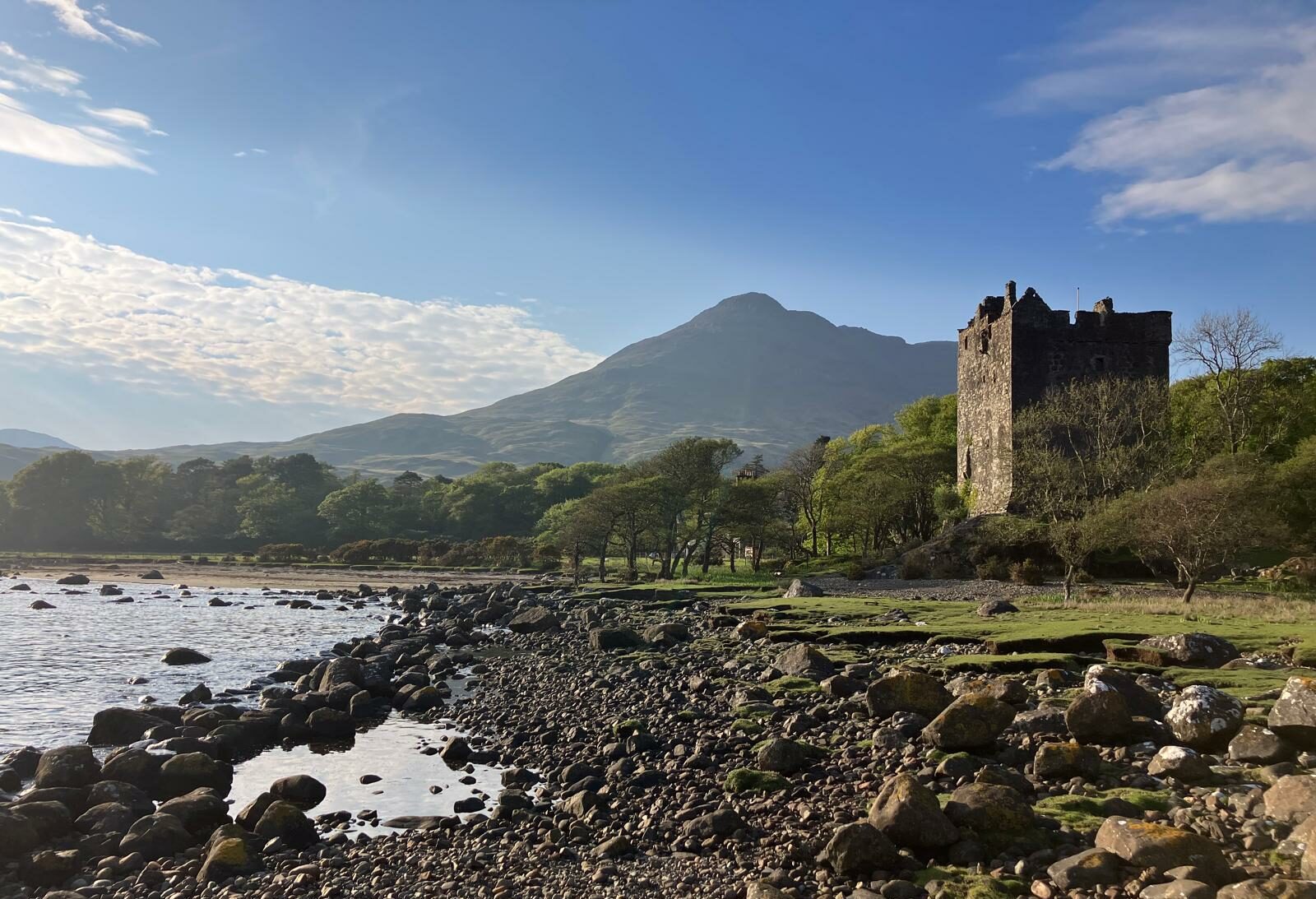 Moy Castle in Loch Buie (Mull island, Scotland, Inner Hebrides) / Château Moy de Loch Buie (île Mull, Ecosse, Hébrides intérieures) Sailing trip / Voyage en voilier