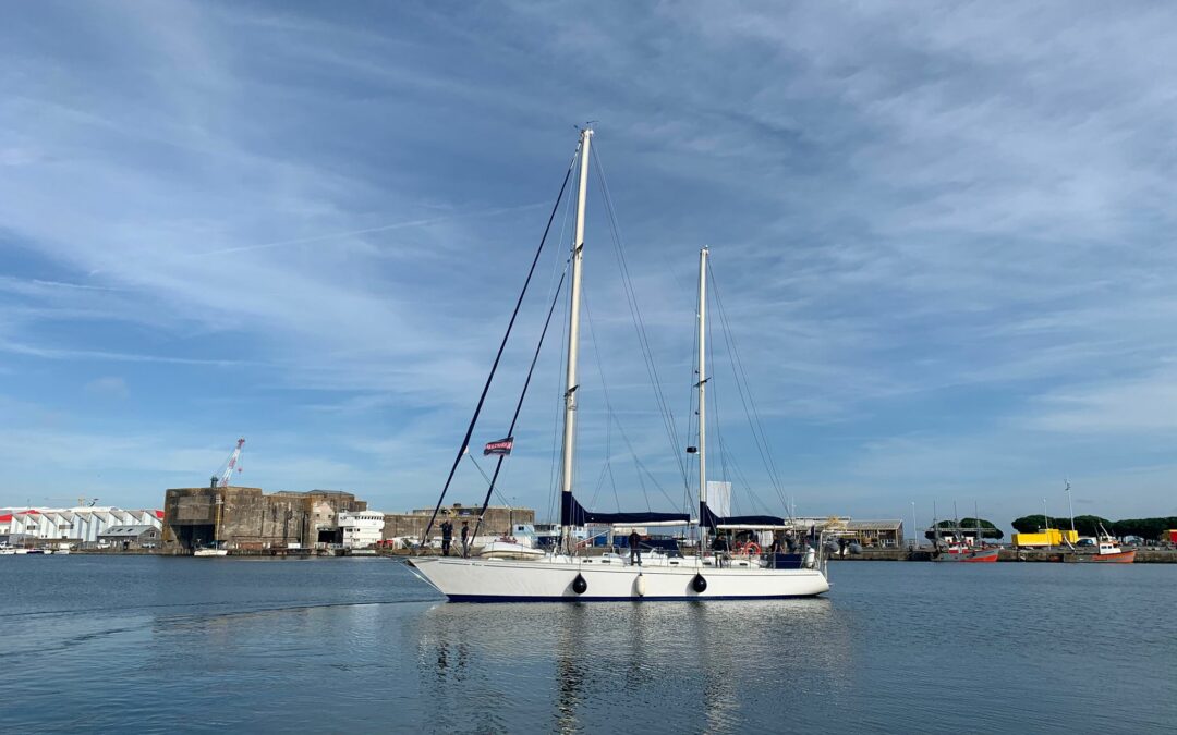 [Cap au Sud #1] C’est partiii! Milagro, le voilier de l’association, a quitté la base sous marine de Saint Nazaire ! (14/10/2024)