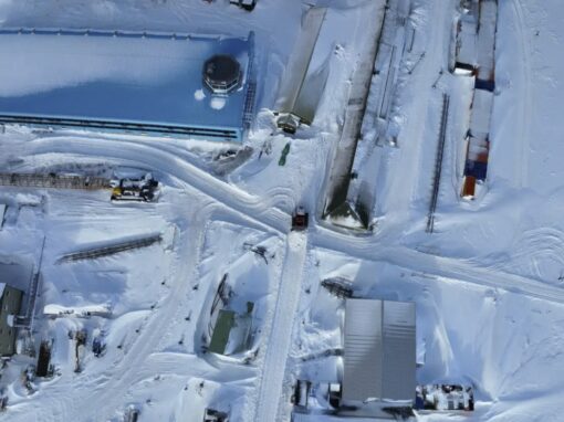 Grande première pour le chantier le plus extrême de la planète où l’hiver s’accompagne de journées de 24H dans le noir et de températures jusqu’à -20° (Media24, 06/11/2024)