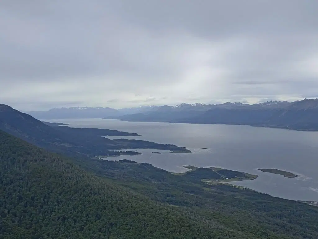 Le canal Beagle séparant l'île Navarino de l'île de Terre de Feu