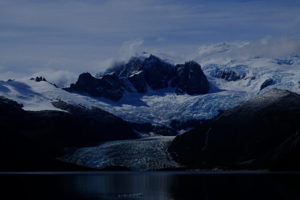 Un glacier du fjord Pia lors d'une expédition en voilier dans les canaux de Patagonie Cordillère Darwin, Terre de Feu, Chili,