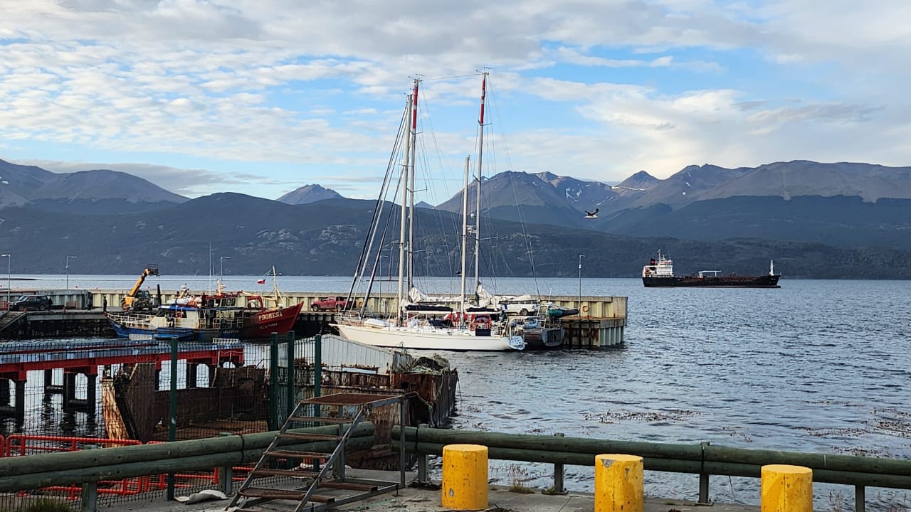 voilier milagro au port de pêche de puerto williams île navarino cap horn chili