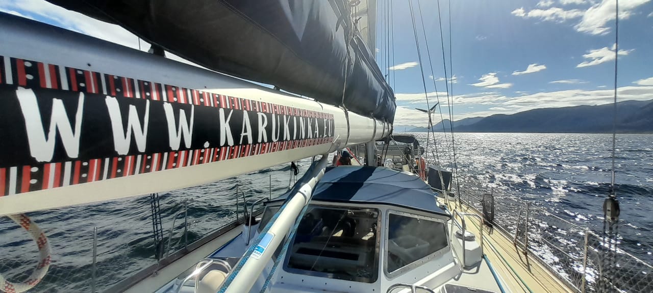 Voilier Milagro dans le canal Beagle (Onashaga), canaux de Patagonie, Magallanes, Chili (2025)