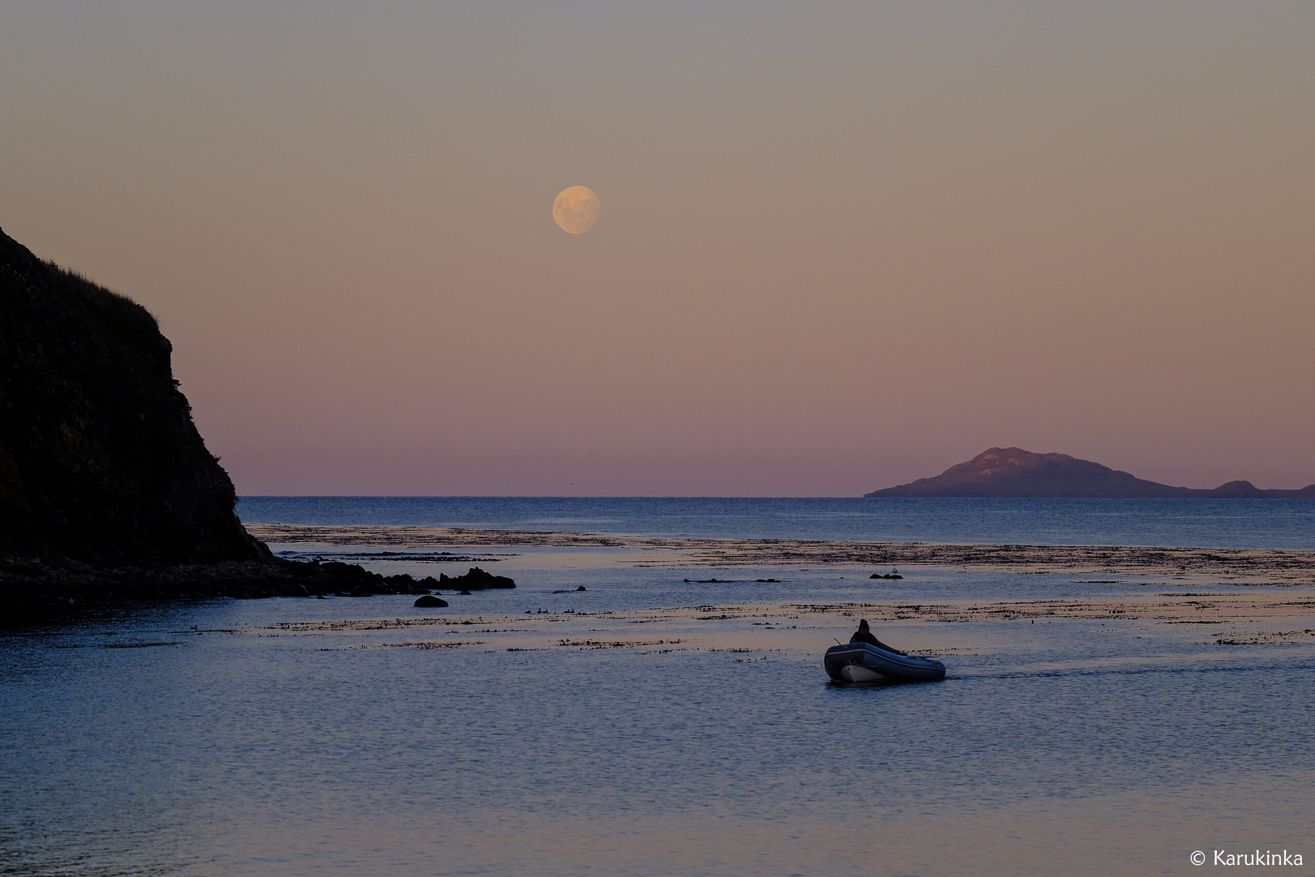 josé german gonzalez calderon en annexe sous la lune dans l'archipel du cap Horn canaux de patagonie
