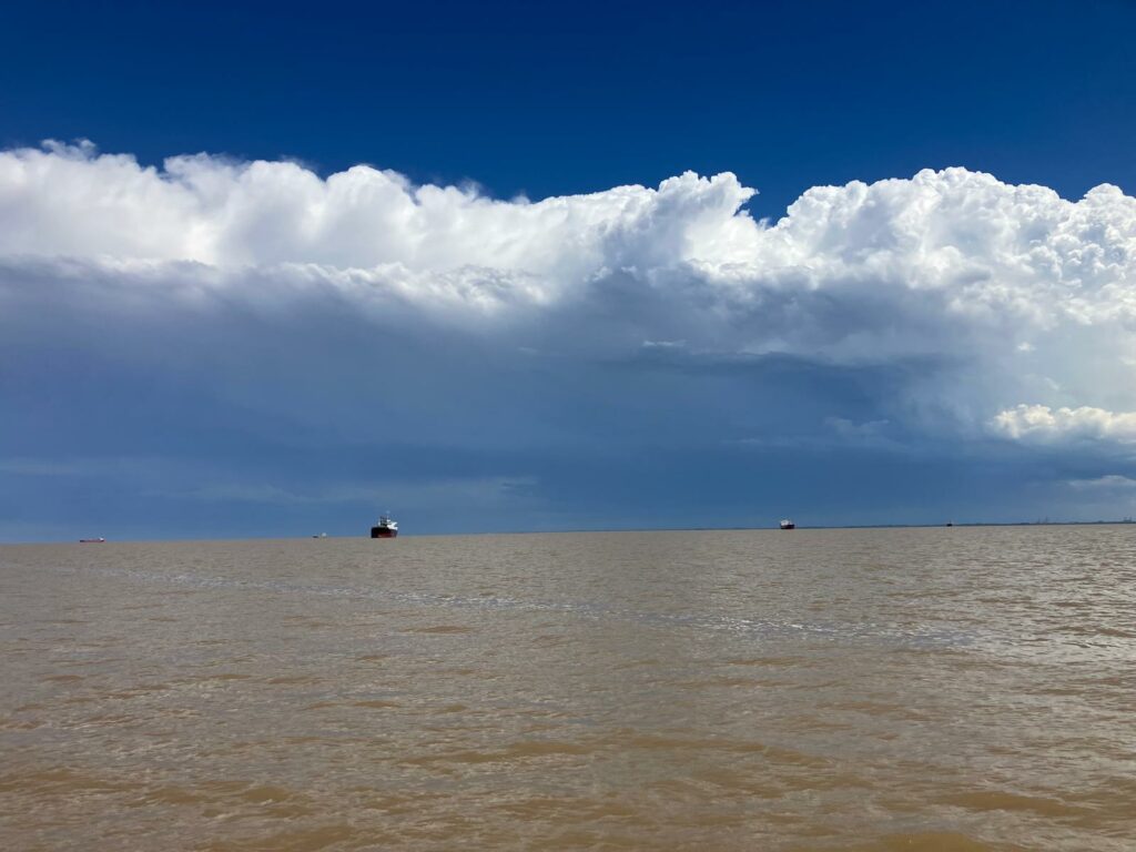 cargos dans le rio de la plata lors d'un stage de voile intensif navigation hauturière en voilier vers la terre de feu