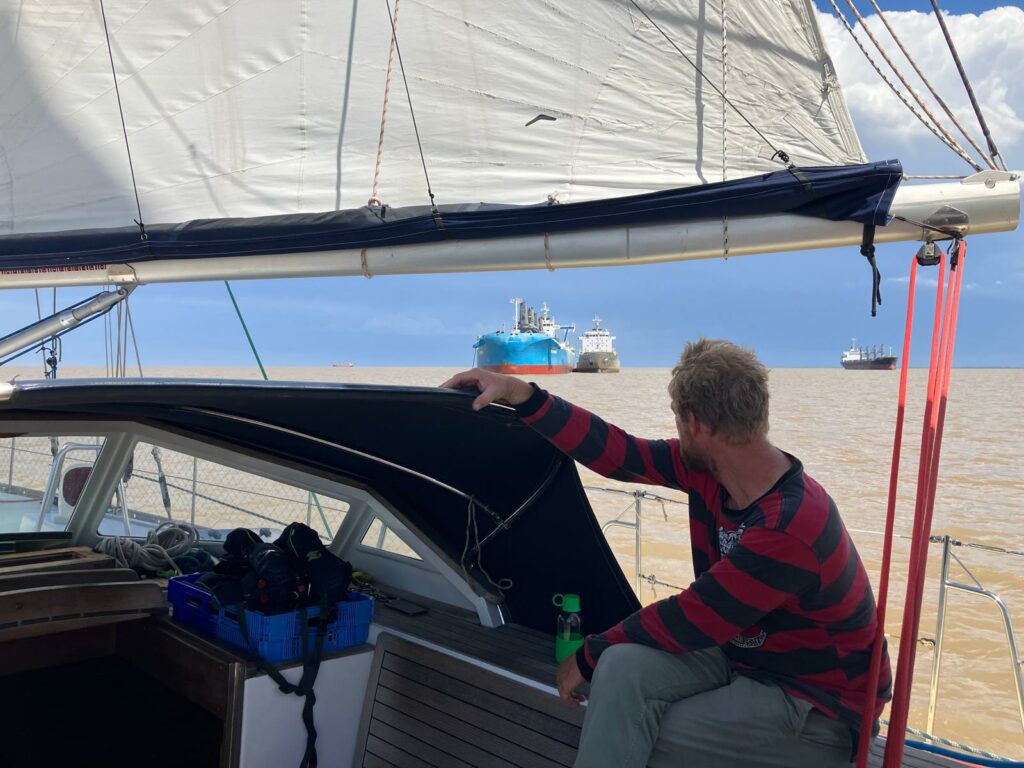 cargos dans le rio de la plata lors d'un stage de voile intensif navigation hauturière en voilier vers la terre de feu