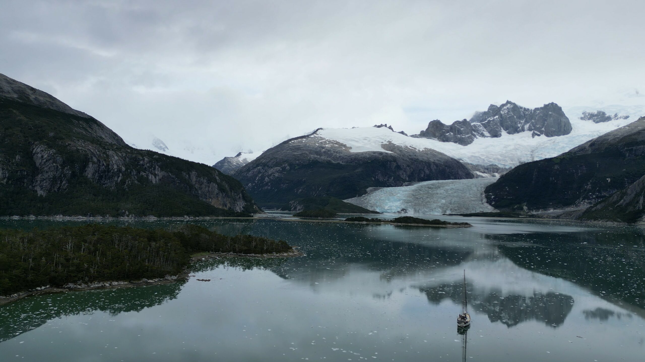 Le voilier Milagro au mouillage dans la Caleta Beaulieu, face à l'un des glaciers de la cordillère Darwin (Seno Pia, réserve de biosphère du cap Horn, 2025) photos patagonie glacier cordillere darwin tierra del fuego terre de feu expedition patagonie en voilier