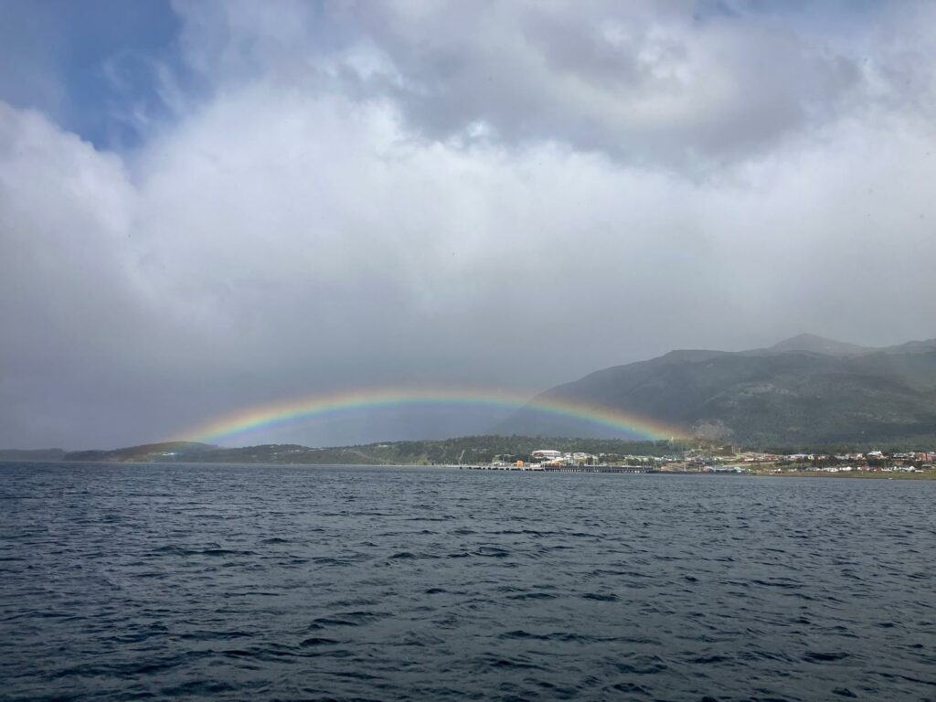 Puerto Williams chili arc en ciel sur le port