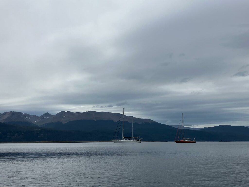 voilier Milagro au mouillage devant la ville la plus australe du monde Puerto Williams