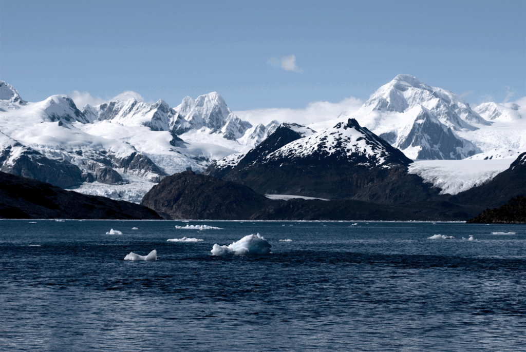 Vue panoramique du glacier Marinelli avec des sommets enneigés et des growlers cordillere de darwin