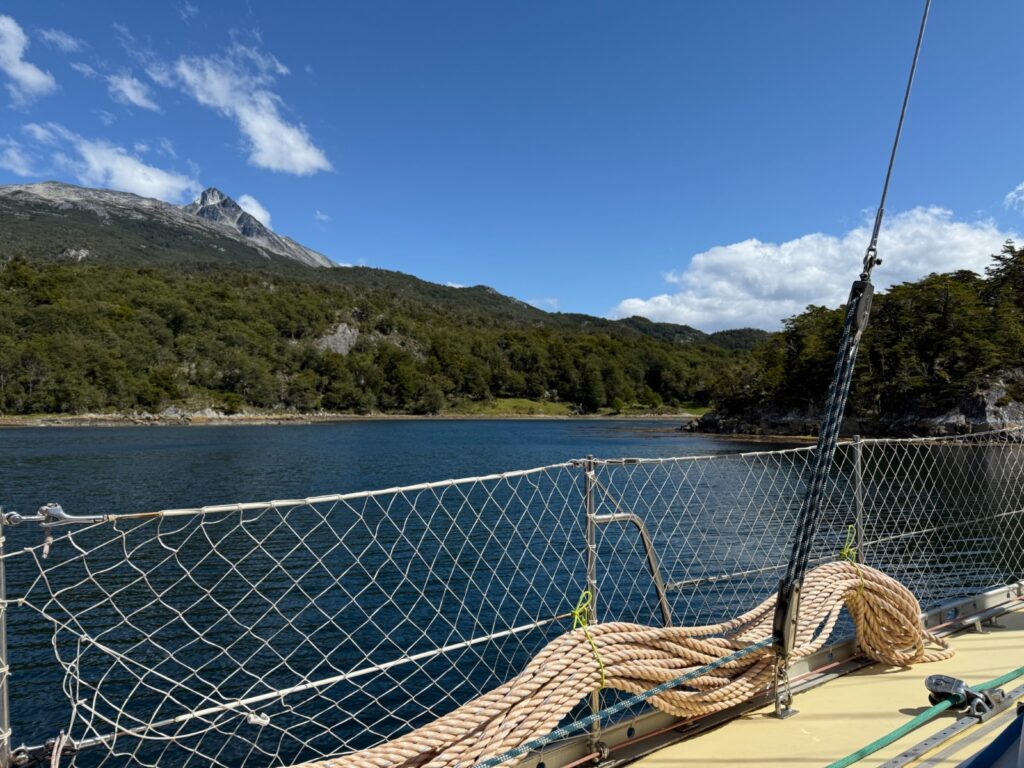 mouillage dans la caleta letier, fjords de patagonie chilienne