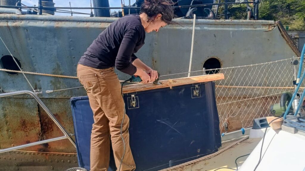 une séance de menuiserie traditionnelle deux nouveaux plans de travail en bois de coigüe