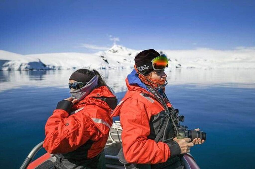 scientifiques micros au fond de l'antarctique