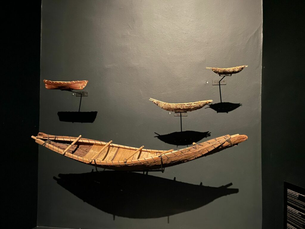 Canoës de José exposés au Musée d'Arts Précolombiens de Santiago Coni, Museo Precolombino de Arte 