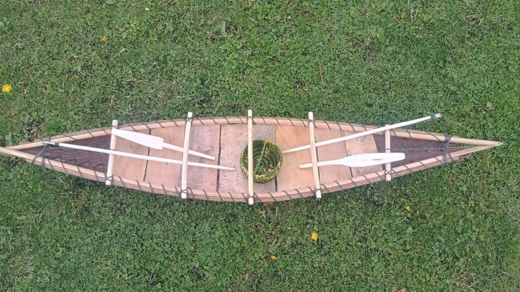 artisanat yagan canoë d'écorce cousue et harpon en os de baleine