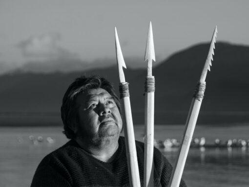 Une prévente exceptionnelle d’artisanat yagan : harpons en os de baleine et canoës en écorce de coihue signés José