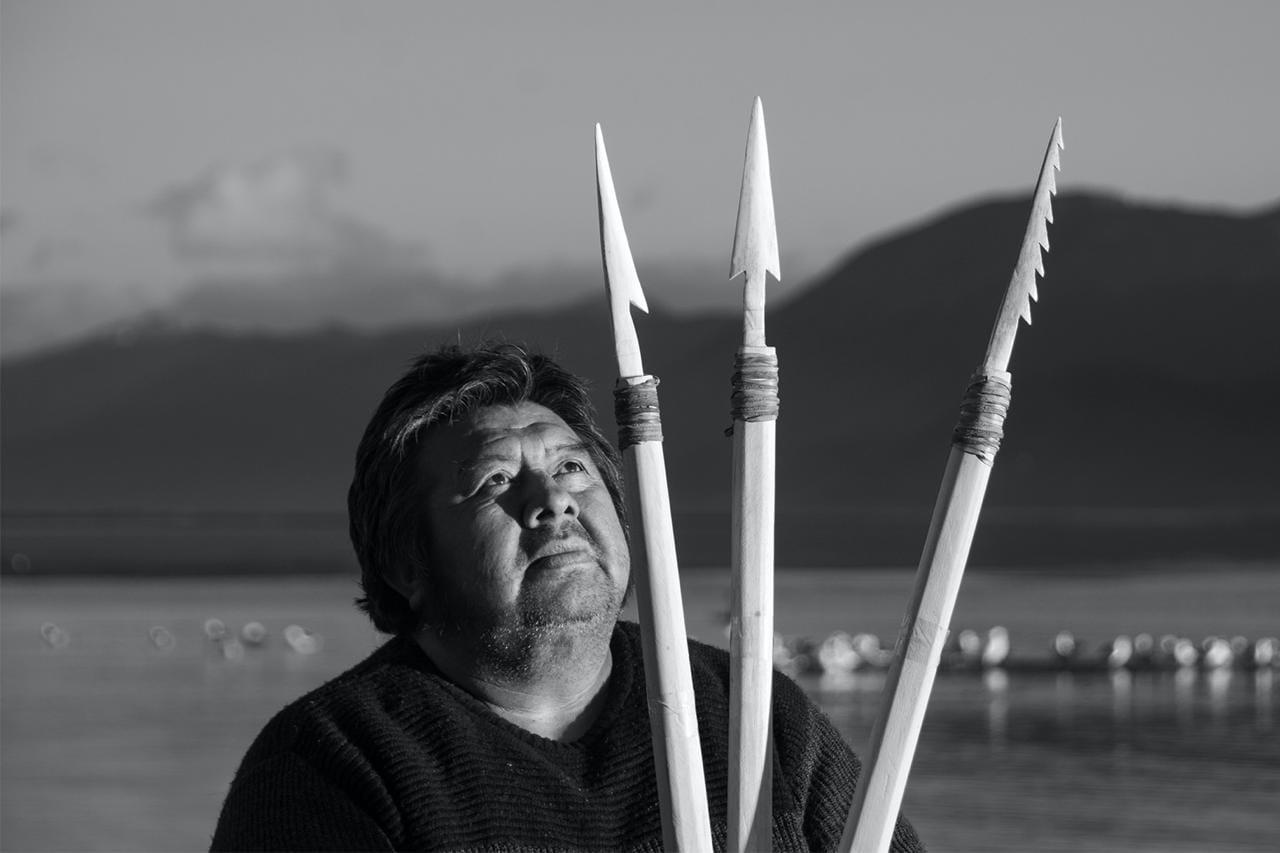 Une prévente exceptionnelle d’artisanat yagan : harpons en os de baleine et canoës en écorce de coihue signés José